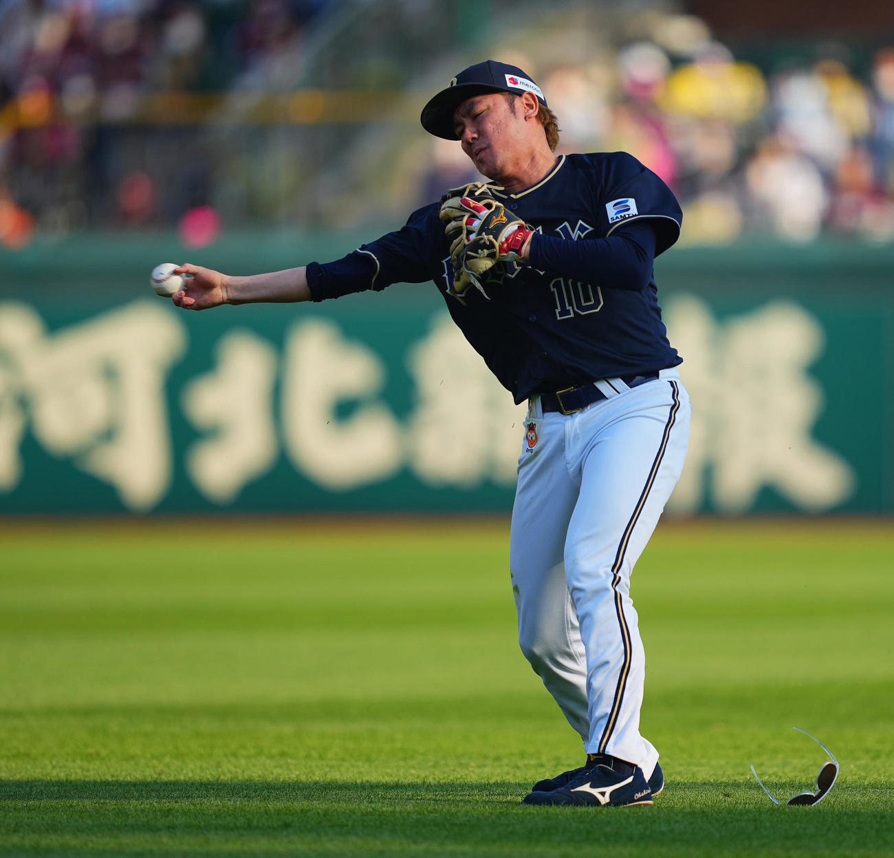 楽天対オリックス　7回裏楽天無死、浅村の打球を好捕する大城（撮影・垰建太）