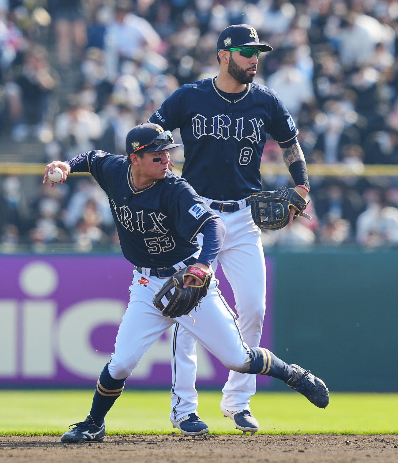 楽天対オリックス　3回裏楽天無死、フランコの打球を好守でさばく宜保（手前）。後方はゴンザレス（撮影・垰建太）