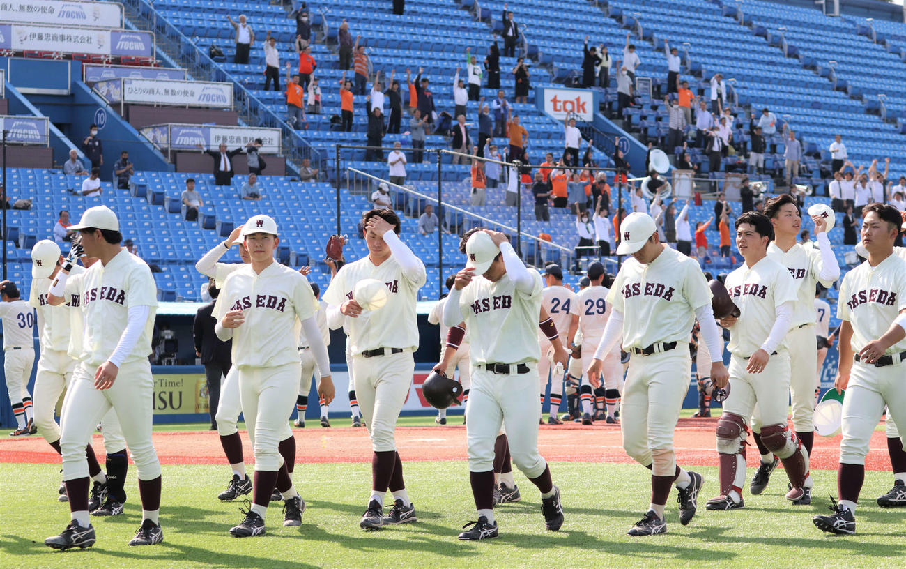 法大対早大　試合後、応援席にあいさつし、厳しい表情で引き揚げる早大の選手たち（撮影・玉利朱音）