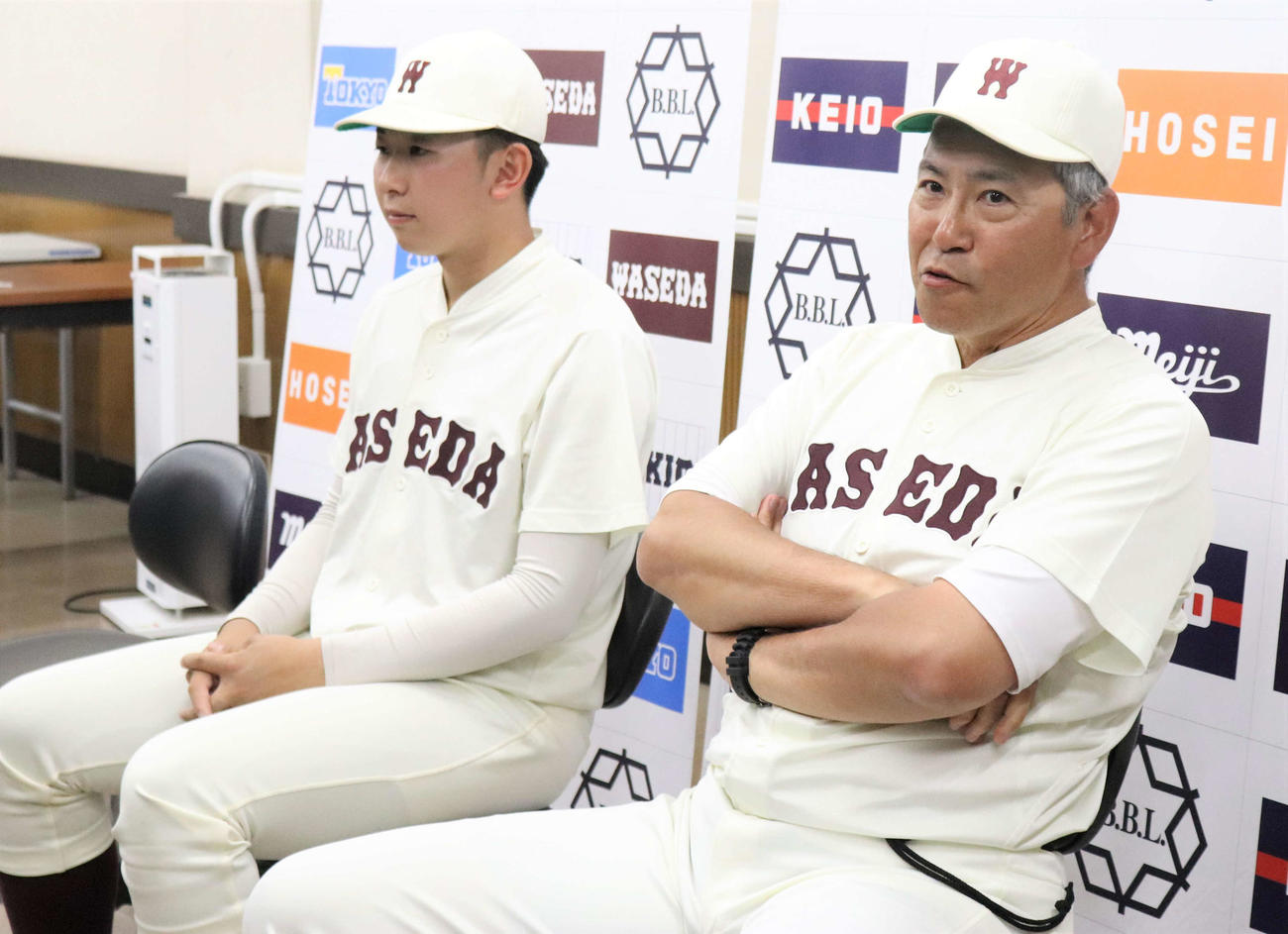 法大対早大　試合後、会見に臨む早大・小宮山監督（右）。左は伊藤樹（撮影・玉利朱音）