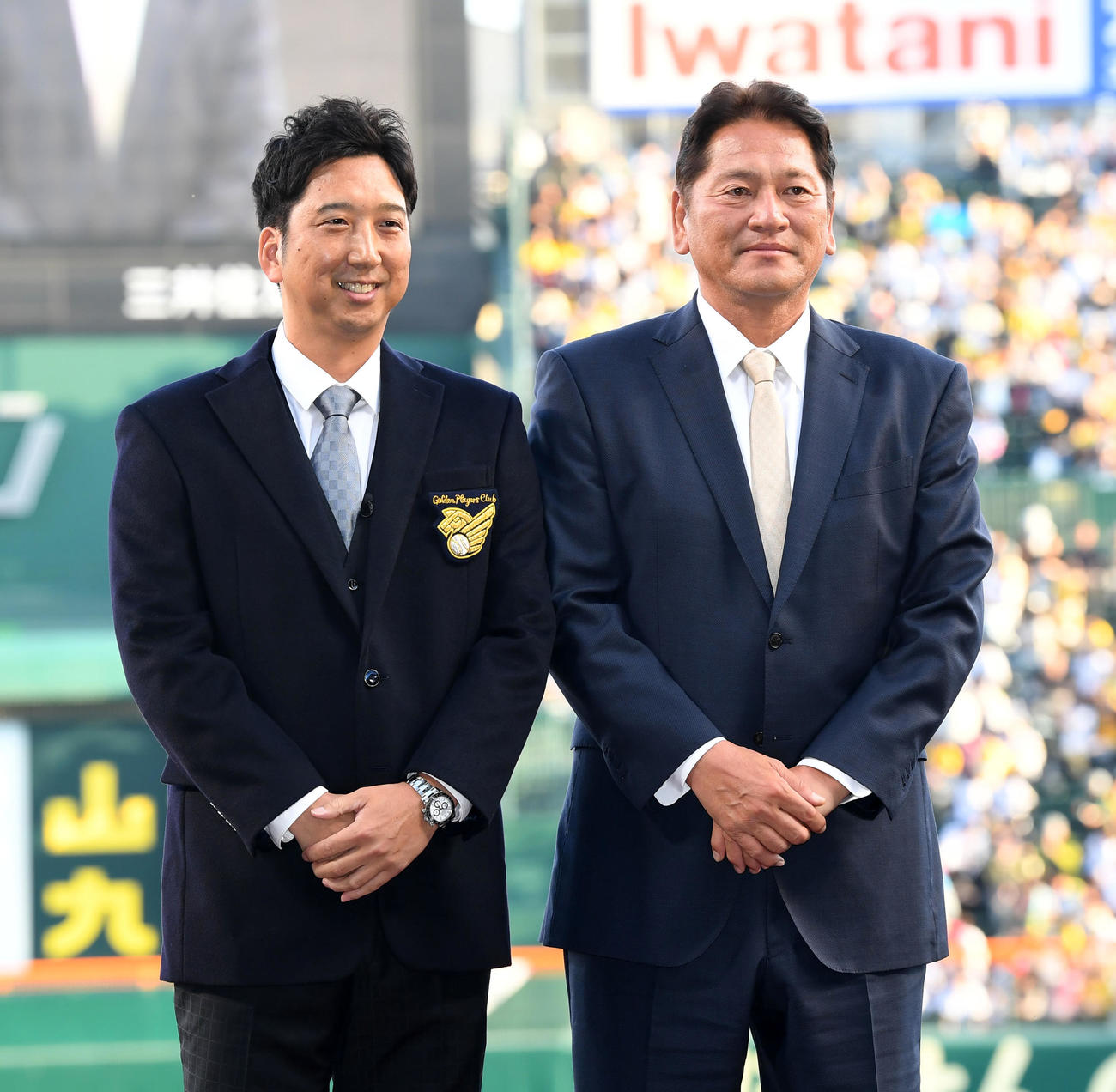 阪神対ヤクルト　本紙評論家の佐々木主浩氏（右）から名球会ブレザーを授与された藤川球児球団本部付SA（撮影・前岡正明）