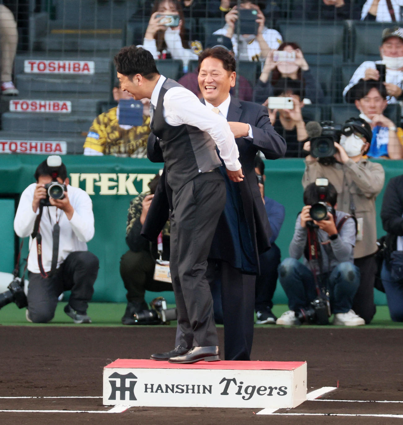 阪神対ヤクルト　佐々木名球会副理事（右）からブレザーを授与される藤川球団本部付スペシャルアシスタント（撮影・加藤哉）
