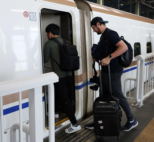 帰京のため、新幹線に乗り、新潟駅を出発するDeNAバウアー（撮影・宮地輝）