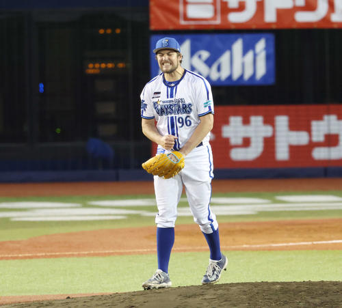 DeNA対巨人　3回表巨人1死、坂本を空振り三振に仕留め、感情を爆発させるバウアー（撮影・宮地輝）