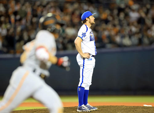 DeNA対巨人　6回表巨人1死一塁、門脇（手前）にプロ1号となる右越え2点本塁打を許し、ぼう然と打球を見つめるバウアー（撮影・浅見桂子）