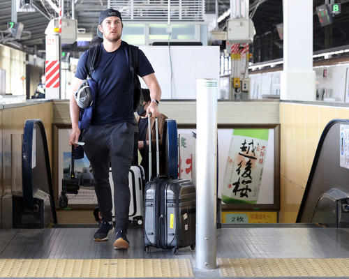 新潟から帰京のため新幹線ホームに向かうDeNAバウアー（撮影・浅見桂子）