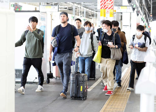 新潟から帰京のためファンに囲まれ新幹線ホームを歩くDeNAバウアー（撮影・浅見桂子）