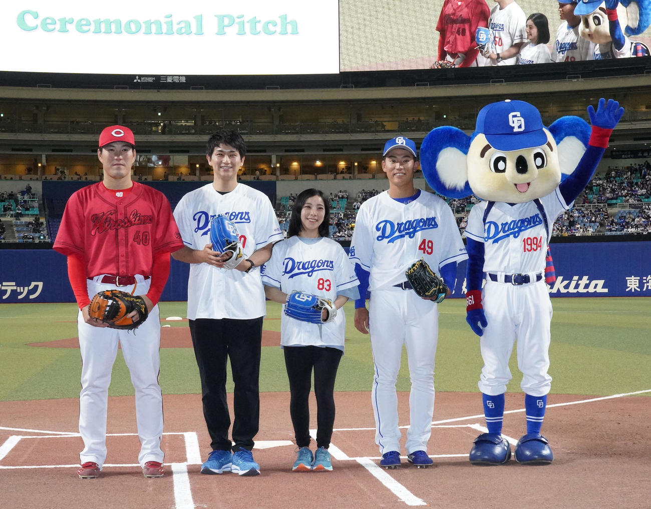 中日対広島　試合前、セレモニアルピッチを行った（左から）磯村嘉孝、木原龍一、三浦璃来、伊藤康祐、ドアラ（撮影・森本幸一）