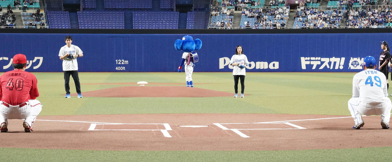 中日対広島　試合前、セレモニアルピッチを行う三浦璃来と木原龍一（撮影・森本幸一）