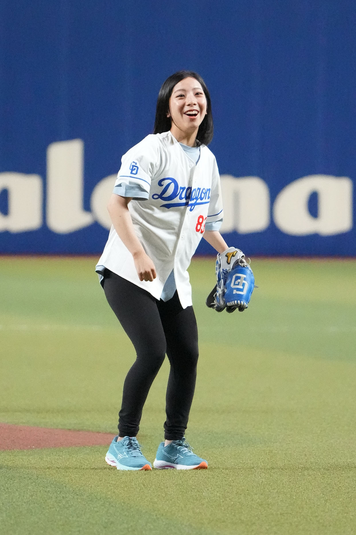 中日対広島　試合前、セレモニアルピッチを行う三浦璃来（撮影・森本幸一）