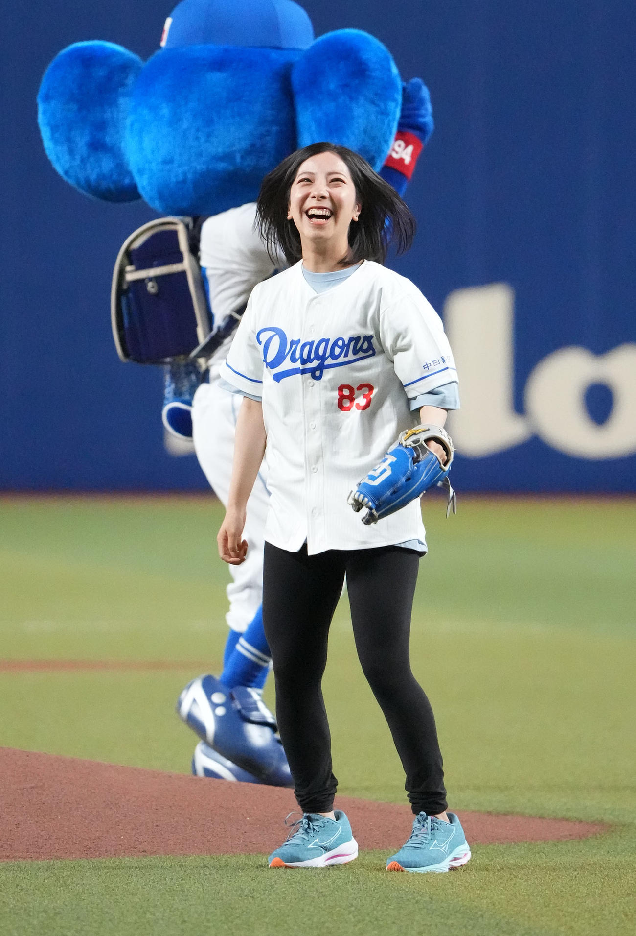 中日対広島　試合前、セレモニアルピッチを行う三浦璃来（撮影・森本幸一）