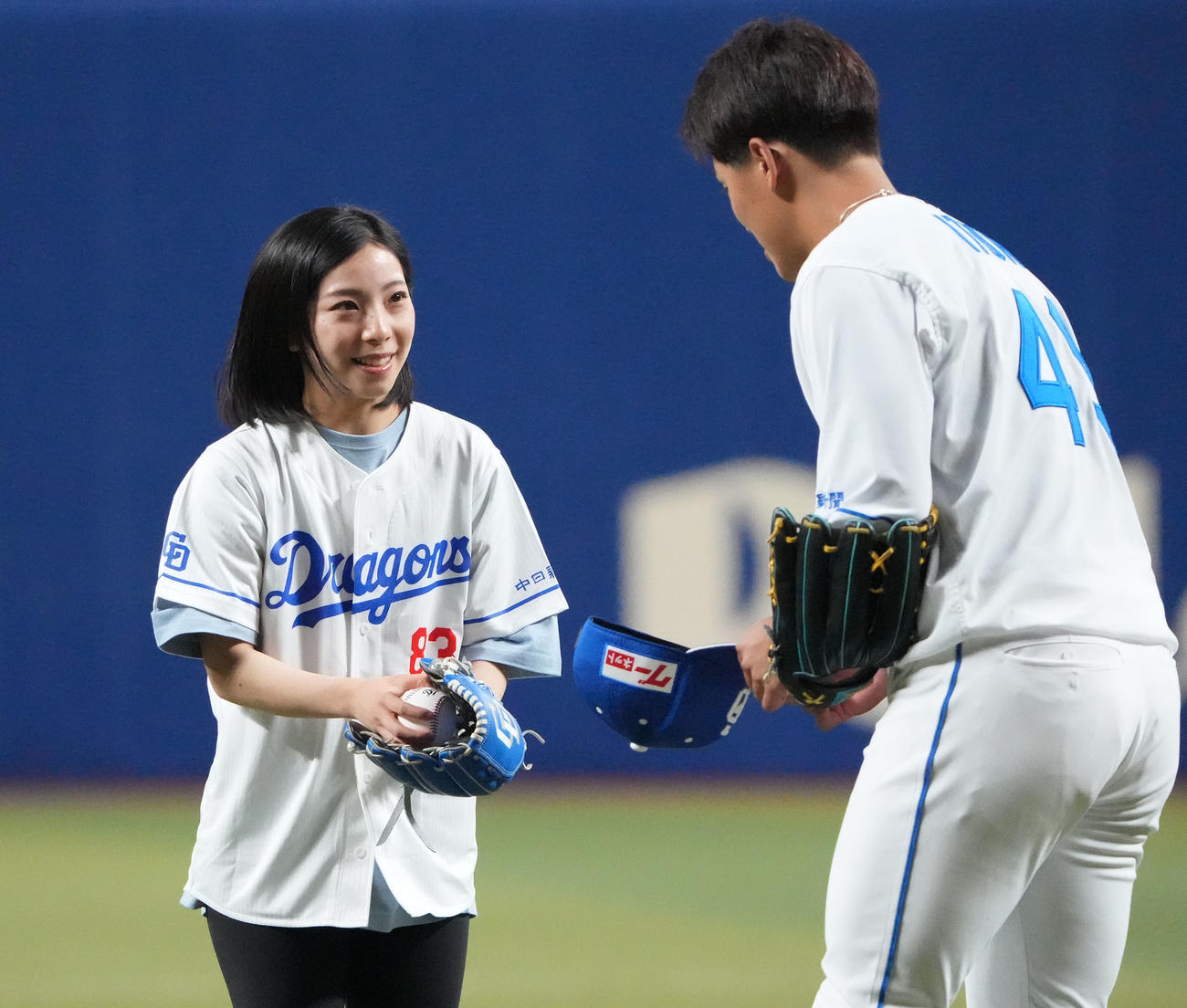 中日対広島　試合前、セレモニアルピッチを行う三浦璃来（撮影・森本幸一）
