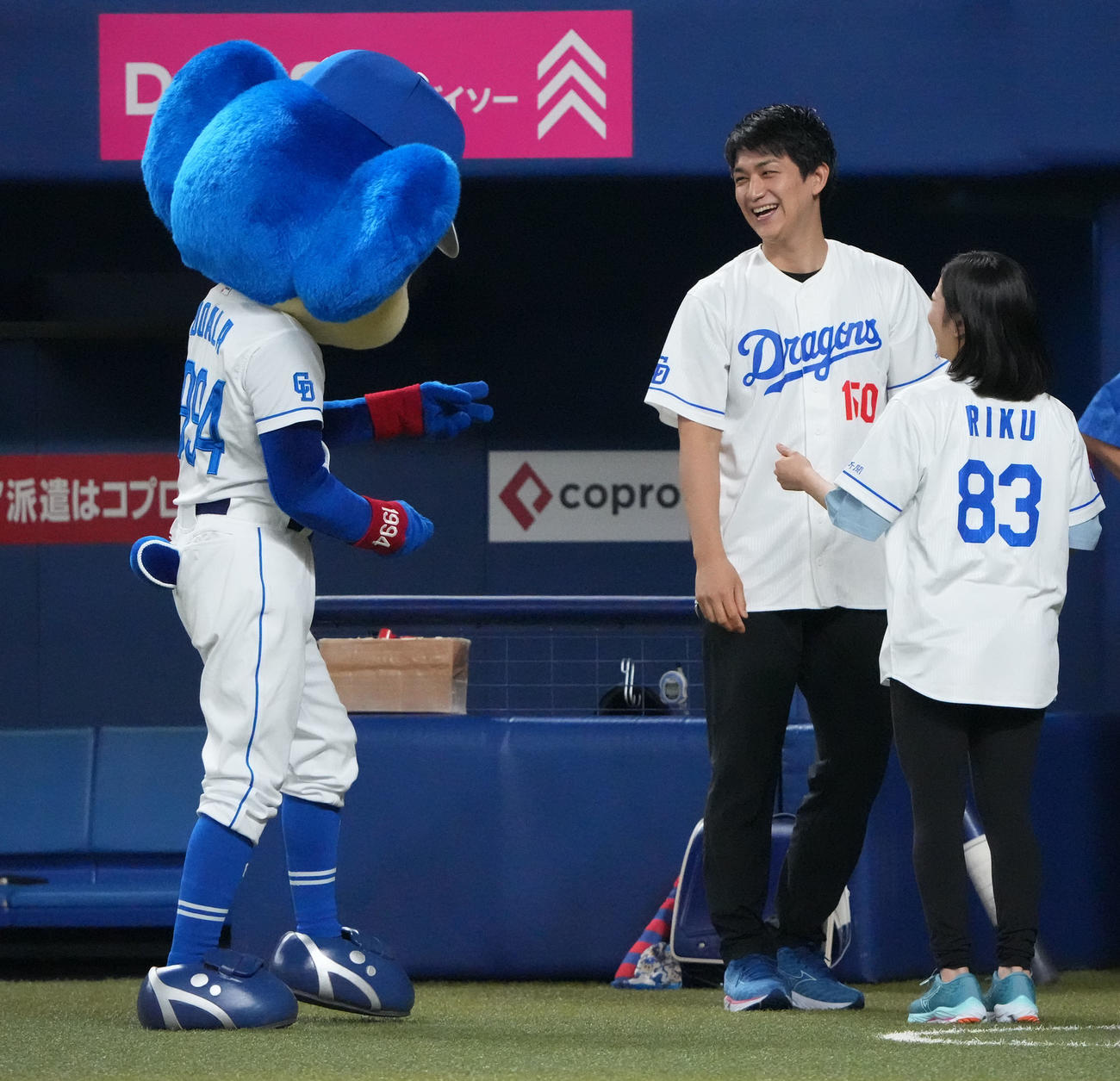 中日対広島　試合前、ドアラとじゃれあうセレモニアルピッチを行う三浦璃来と木原龍一（撮影・森本幸一）
