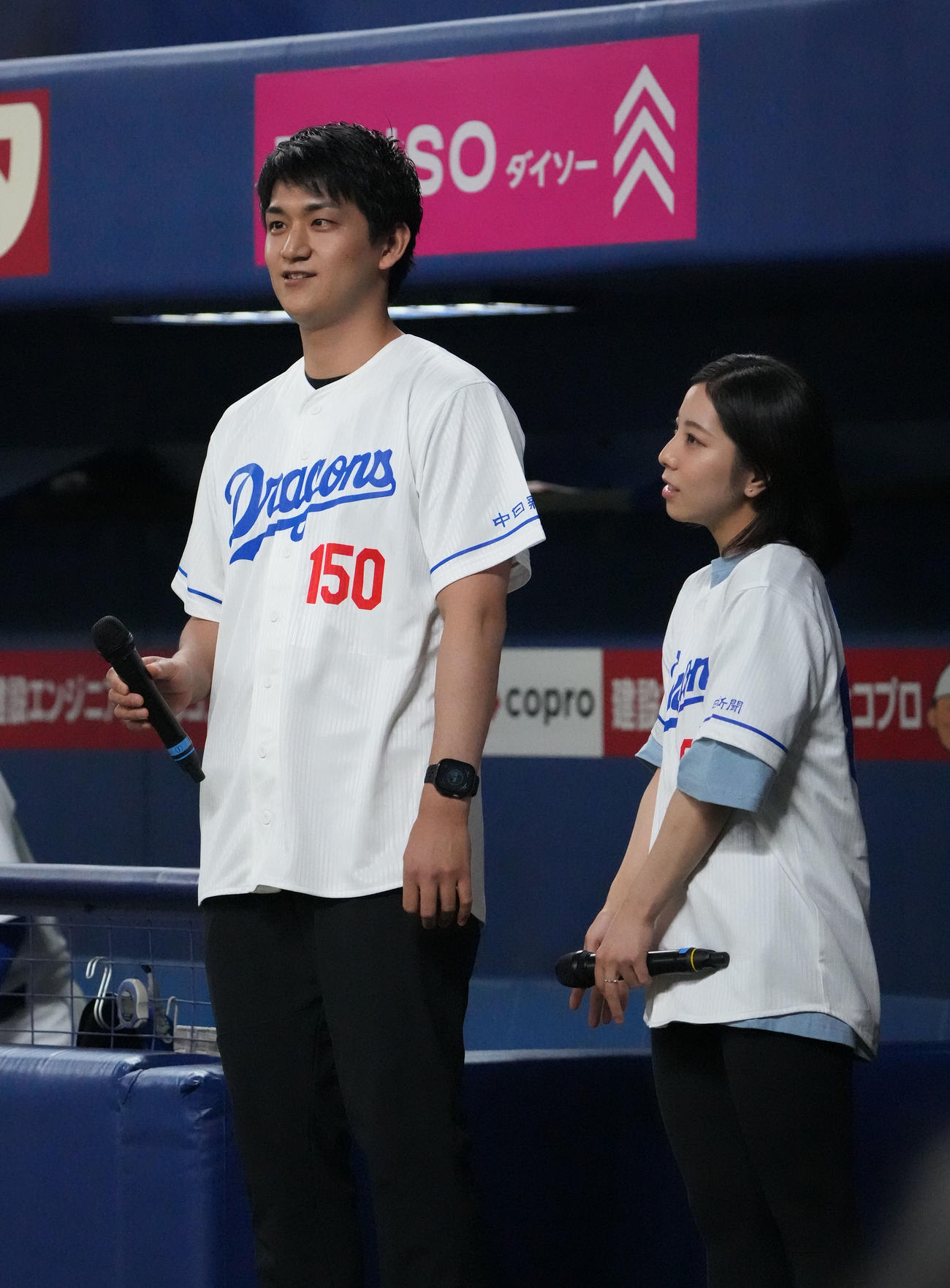 中日対広島　試合前、セレモニアルピッチを行う（左から）木原龍一と三浦璃来（撮影・森本幸一）