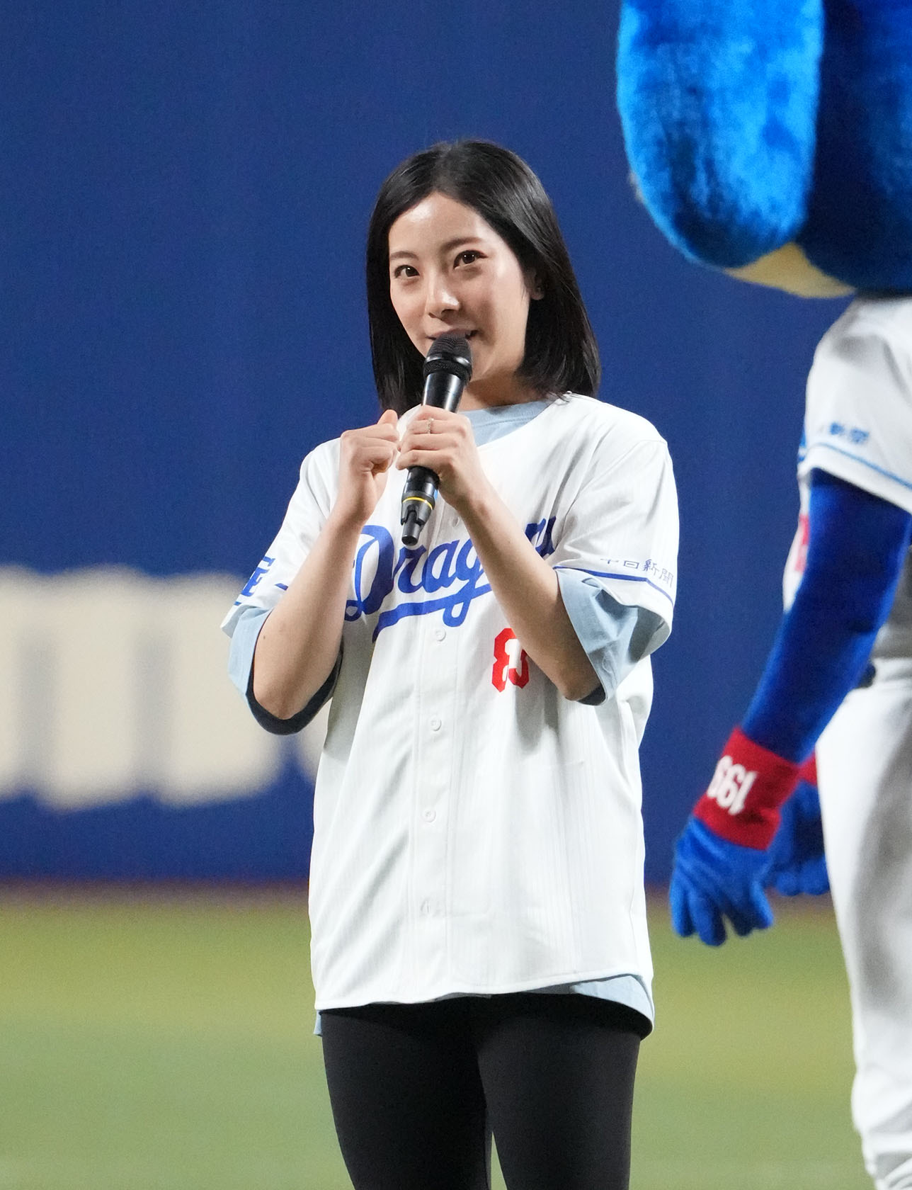 中日対広島　試合前、セレモニアルピッチを行う三浦璃来（撮影・森本幸一）