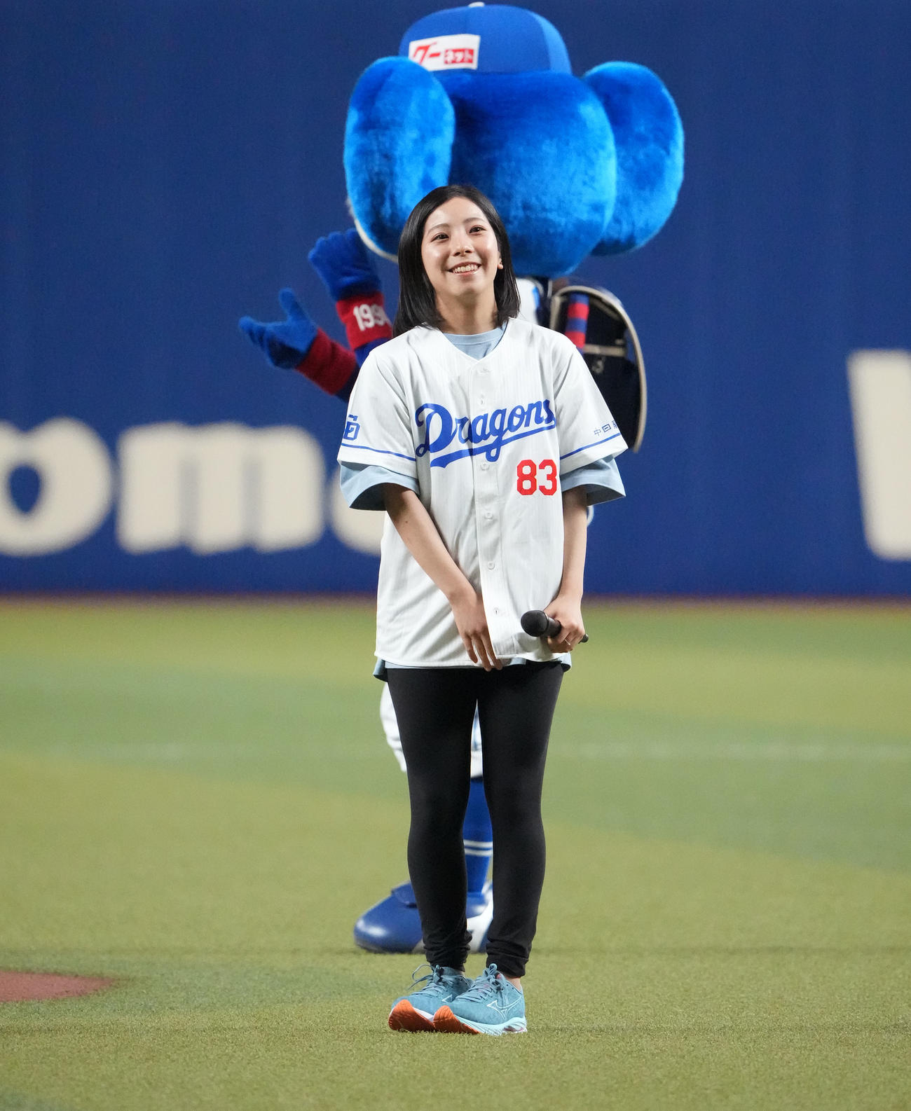 中日対広島　試合前、セレモニアルピッチを行う三浦璃来（撮影・森本幸一）