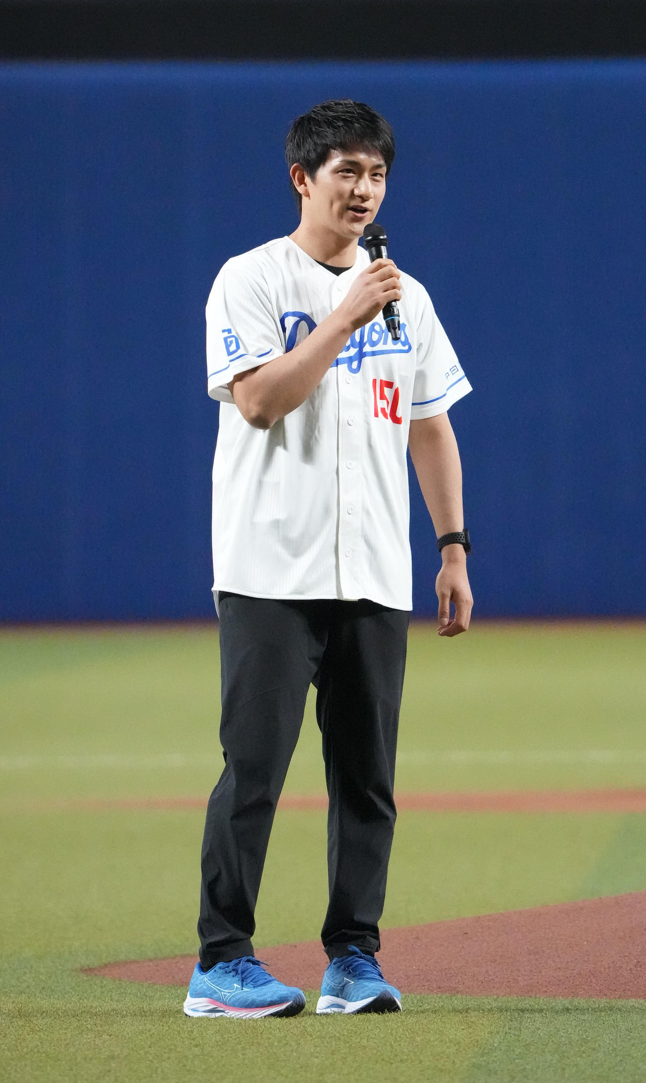 中日対広島　試合前、セレモニアルピッチを行う木原龍一（撮影・森本幸一）