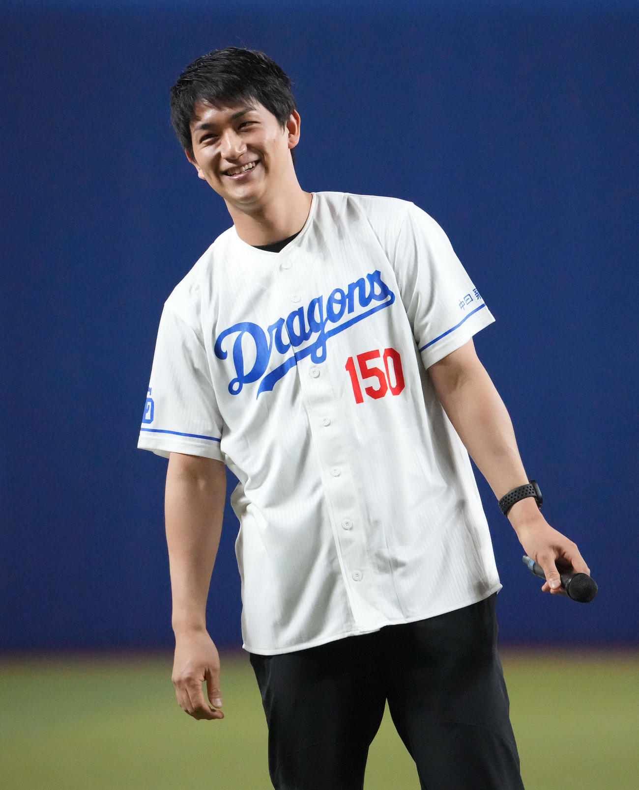 中日対広島　試合前、セレモニアルピッチを行う木原龍一（撮影・森本幸一）