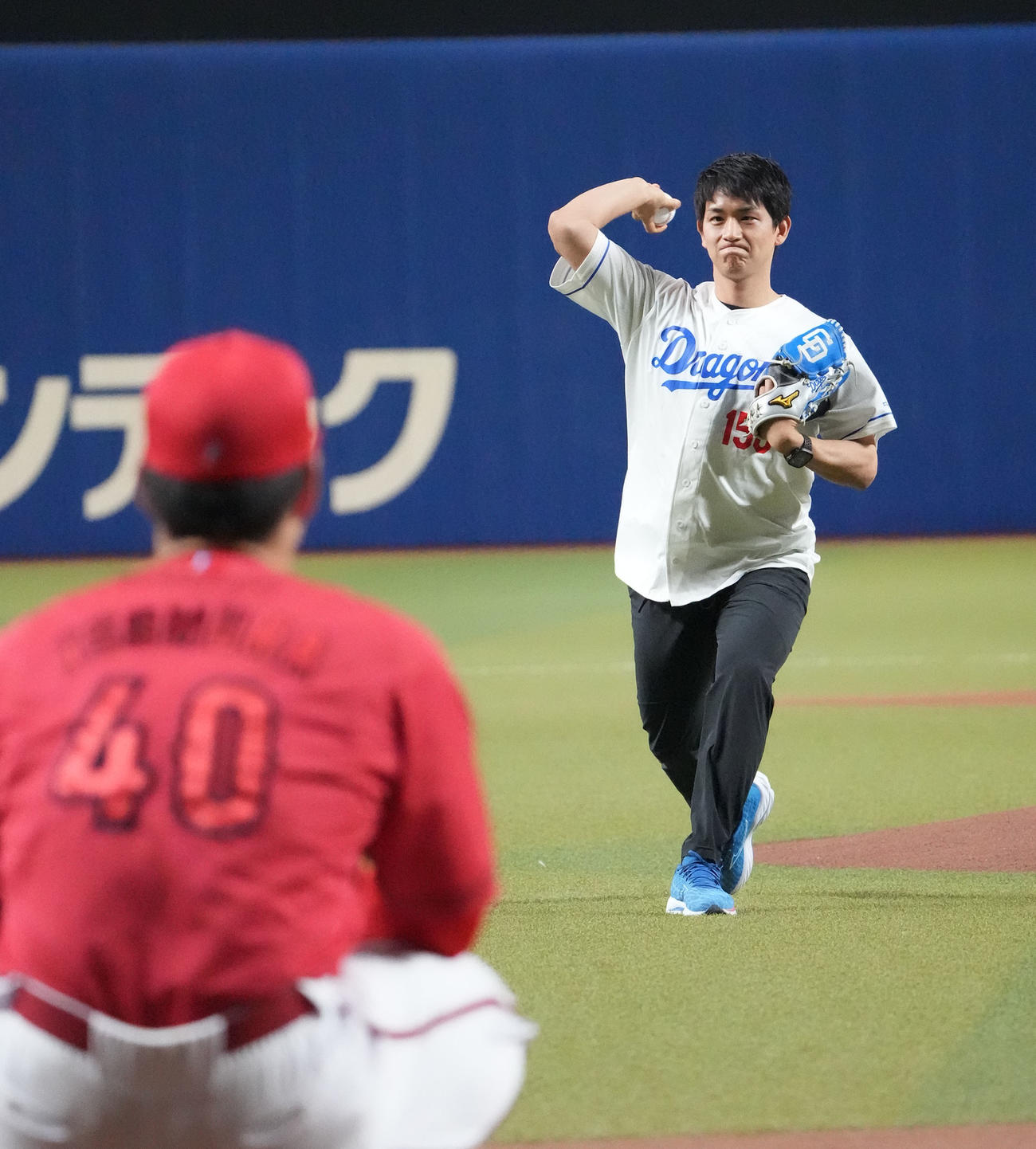 中日対広島　試合前、セレモニアルピッチを行う木原龍一（撮影・森本幸一）