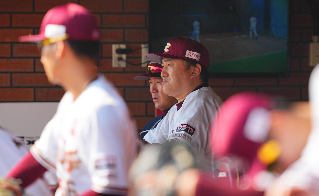 楽天対オリックス　3回裏、ベンチで渋い表情の楽天石井監督（中央）（撮影・垰建太）