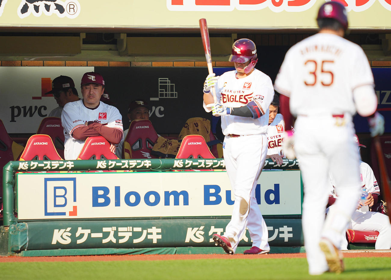 楽天対オリックス　6回裏楽天1死、島内（35番）が見逃しの三振に倒れ渋い表情の石井監督（撮影・垰建太）