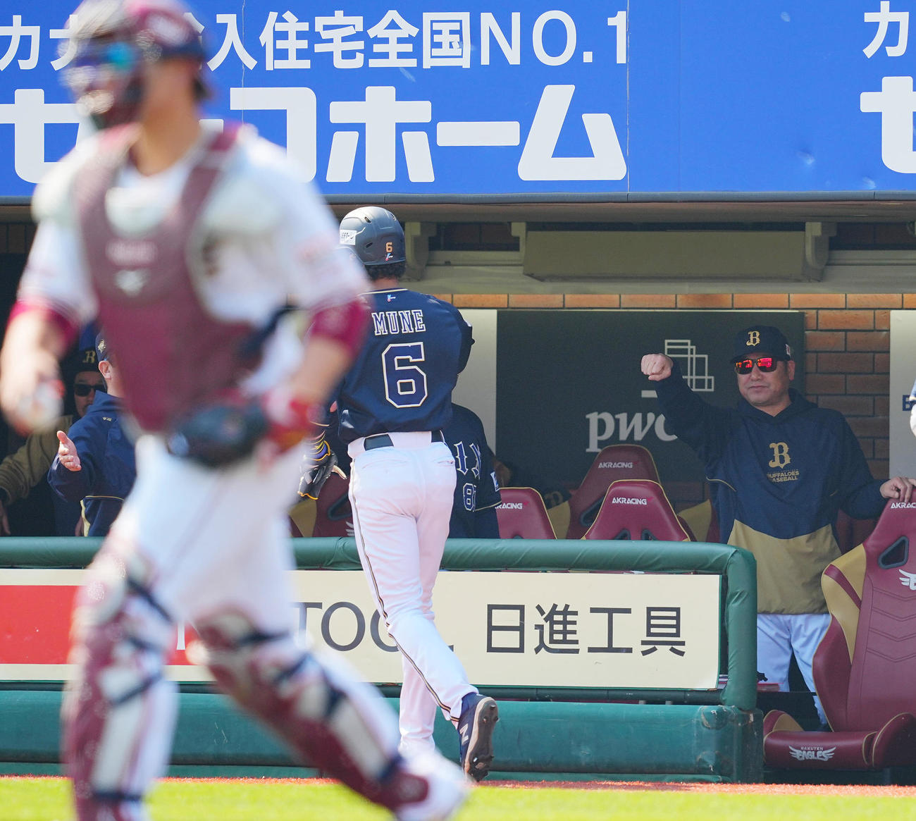 楽天対オリックス　2回表オリックス1死一、二塁、若月の適時二塁打で生還した宗（6番）に拳を掲げる中嶋監督（右）（撮影・垰建太）