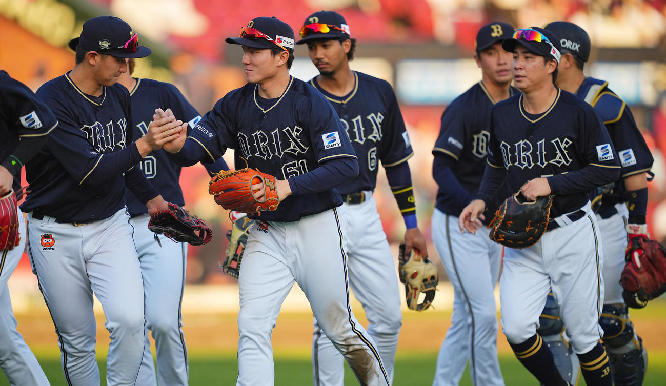 楽天対オリックス　楽天に連勝しタッチを交わすオリックス茶野（中央）らナイン（撮影・垰建太）