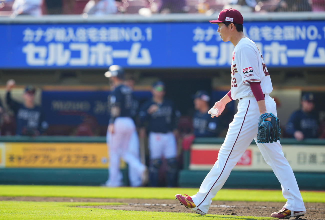 楽天対オリックス　3回表オリックス2死一、二塁、茶野に適時打を許した西口（撮影・垰建太）