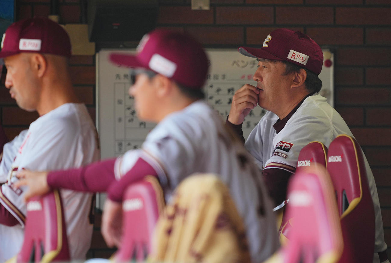 楽天対オリックス　2回表オリックスに立て続けに失点を許しベンチでさえない表情の楽天石井監督（右）（撮影・垰建太）