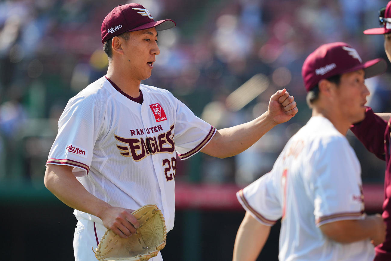 楽天対オリックス　4回表オリックスの攻撃を無失点に抑えナインの出迎えを受ける楽天高田（撮影・垰建太）