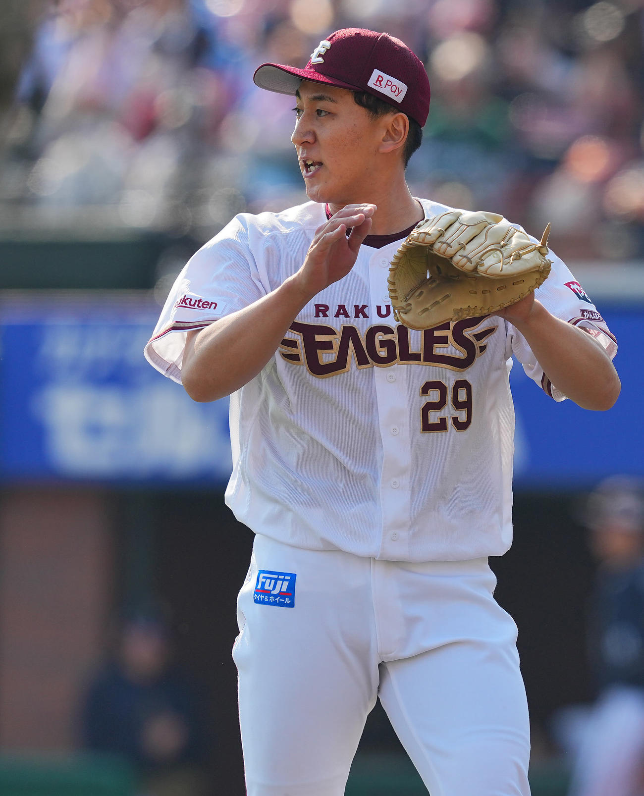 楽天対オリックス　4回表オリックスの攻撃を無失点に抑えグラブをたたく楽天高田（撮影・垰建太）