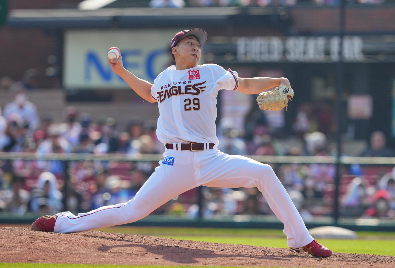 楽天対オリックス　4回表楽天3番手で登板し力投する高田（撮影・垰建太）