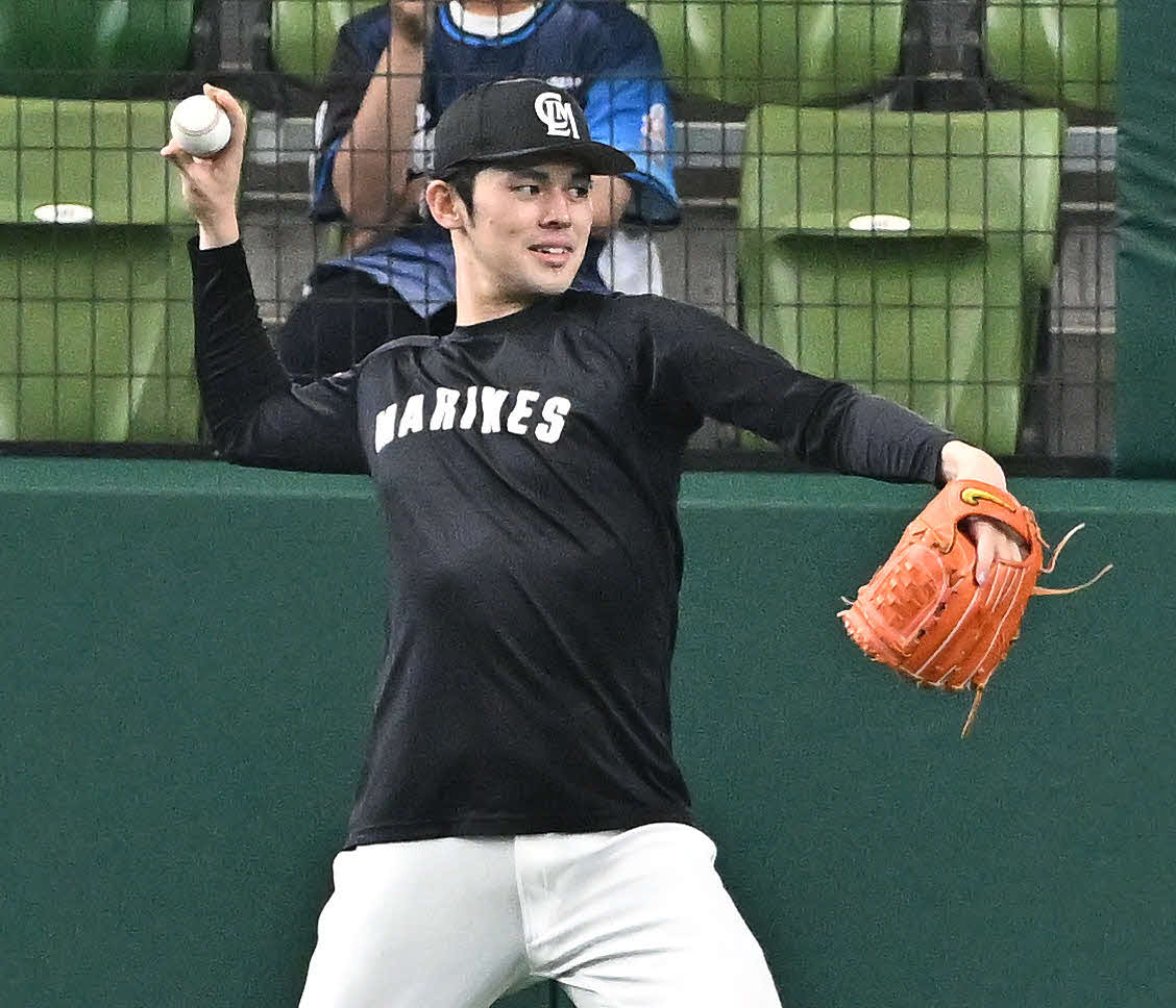 西武対ロッテ　試合前練習のキャッチボールで調整するロッテ佐々木朗（撮影・滝沢徹郎）