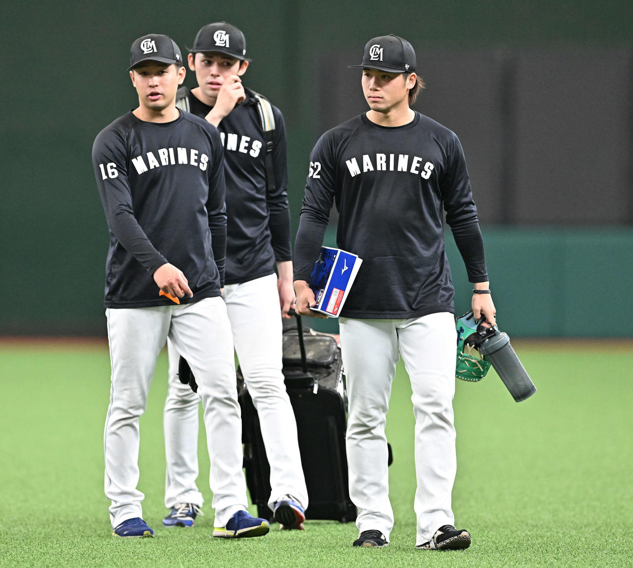 西武対ロッテ　試合前練習を終え引き揚げるロッテの、左から種市、佐々木朗、森（撮影・滝沢徹郎）