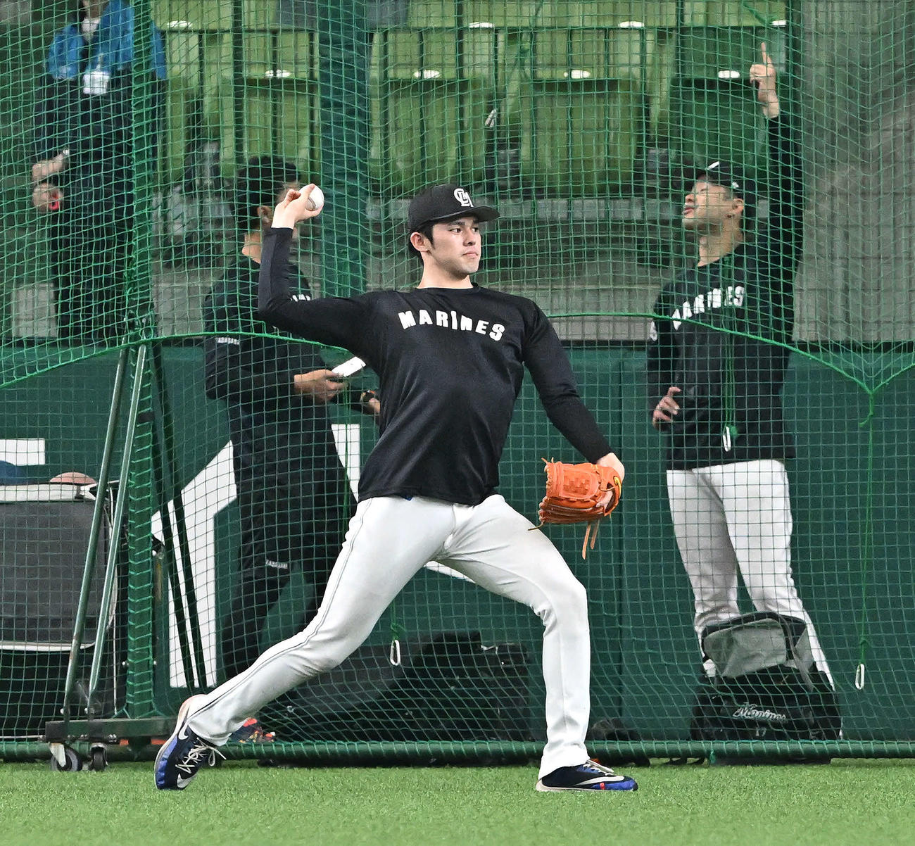 西武対ロッテ　試合前練習のキャッチボールで調整するロッテ佐々木朗（撮影・滝沢徹郎）