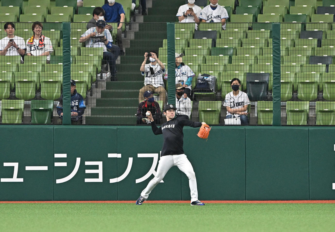 西武対ロッテ　試合前練習のキャッチボールで調整するロッテ佐々木朗（撮影・滝沢徹郎）