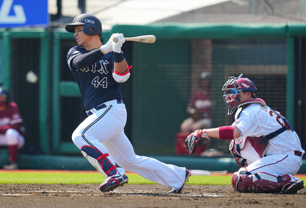 楽天対オリックス　2回表オリックス無死一塁、三塁内野安打を放つ頓宮（撮影・垰建太）