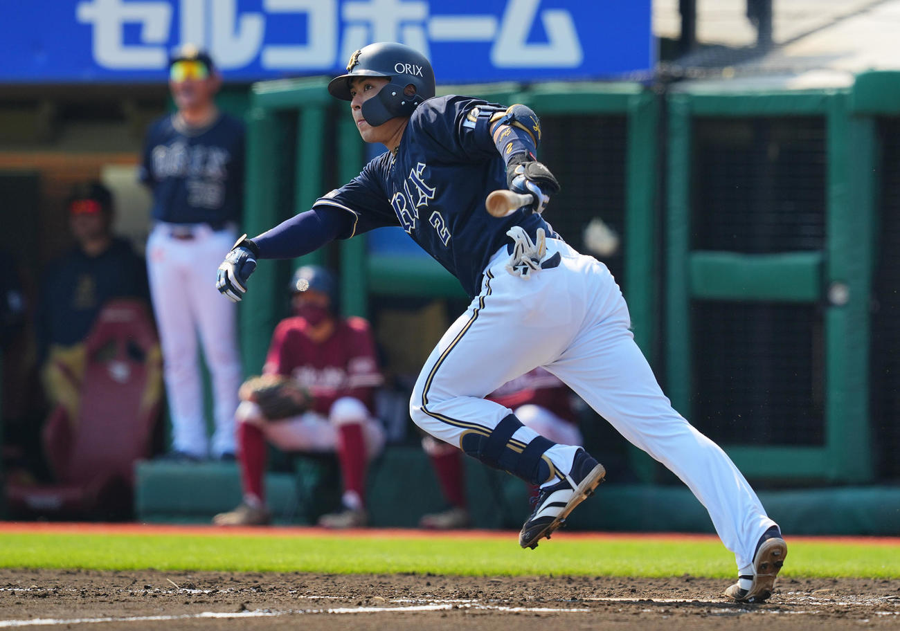 楽天対オリックス　2回表オリックス1死一、二塁、適時二塁打を放つ若月（撮影・垰建太）