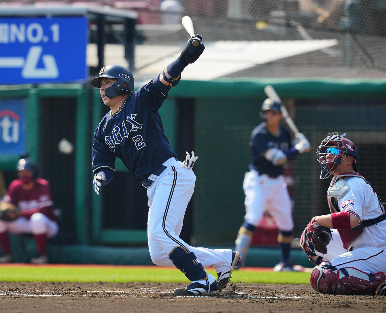 楽天対オリックス　2回表オリックス1死一、二塁、適時二塁打を放つ若月（撮影・垰建太）