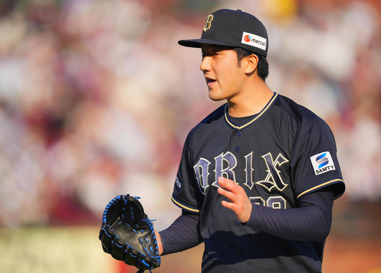 楽天対オリックス　7回裏楽天の攻撃を無失点に抑えグラブをたたくオリックス先発の田嶋（撮影・垰建太）