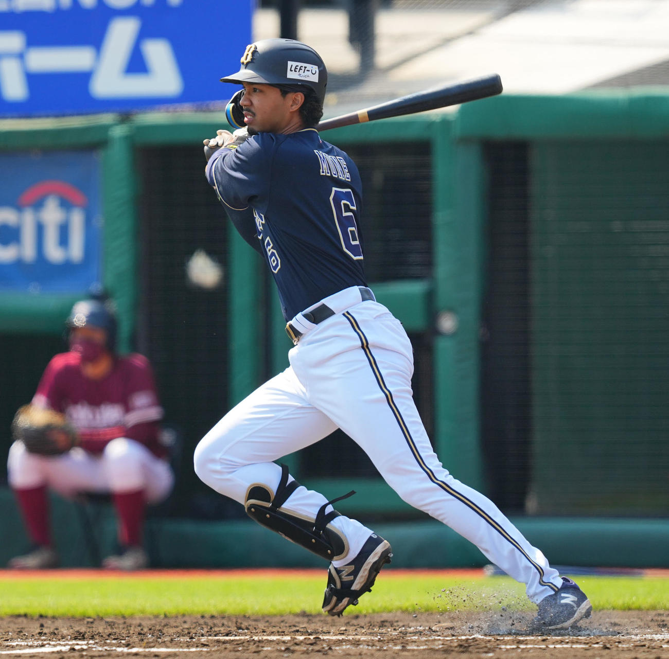 楽天対オリックス　2回表オリックス無死、中前打を放つ宗（撮影・垰建太）