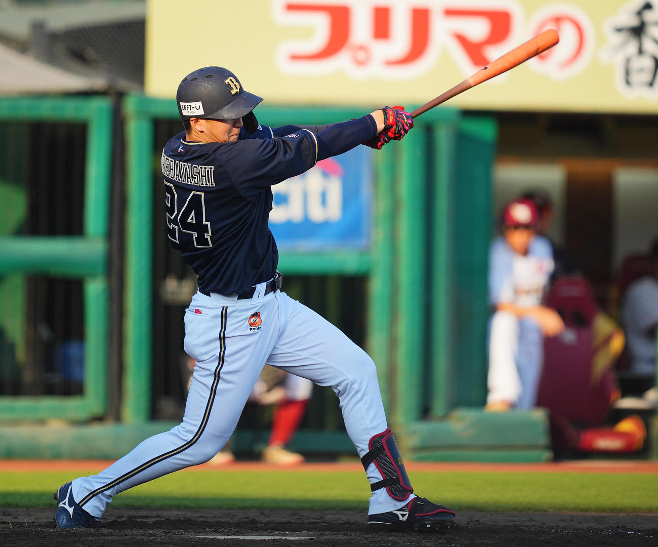 楽天対オリックス　9回表オリックス1死満塁、適時打を放つ紅林（撮影・垰建太）