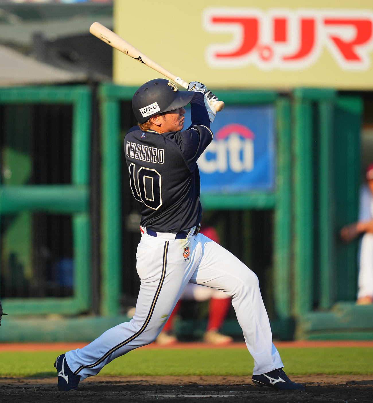 楽天対オリックス　9回表オリックス1死一塁、左前打を放つ大城（撮影・垰建太）