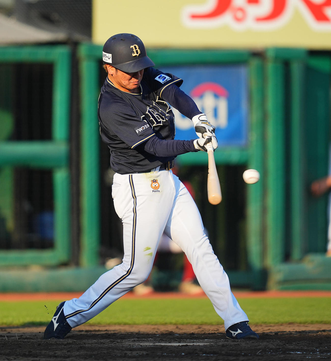 楽天対オリックス　9回表オリックス1死一塁、左前打を放つ大城（撮影・垰建太）