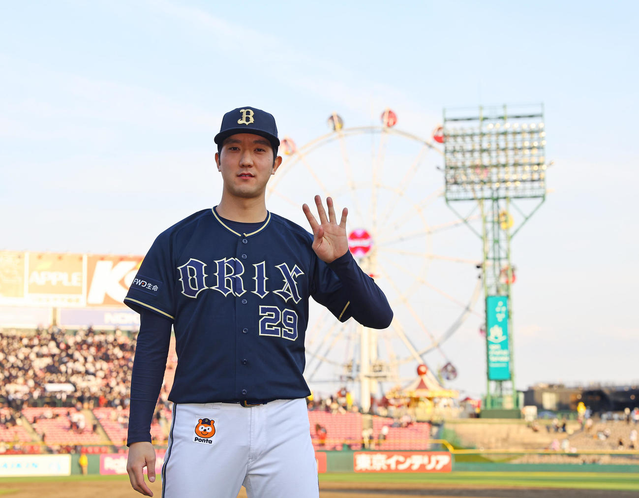 楽天対オリックス　楽天に連勝し4勝目を挙げたオリックス田嶋は笑顔で写真に納まる（撮影・垰建太）