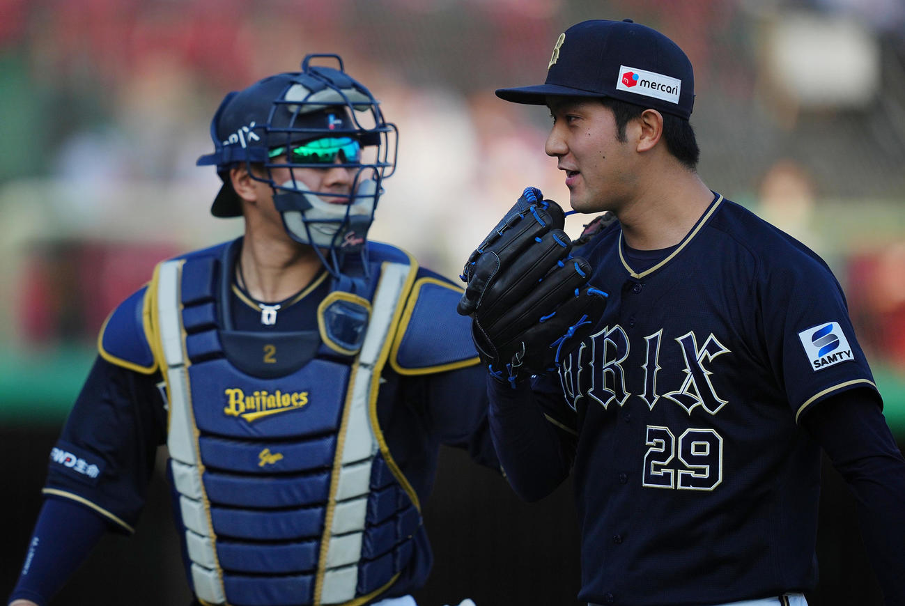 楽天対オリックス　8回裏楽天の攻撃を無失点に抑え言葉を交わすオリックス田嶋（右）と若月（撮影・垰建太）
