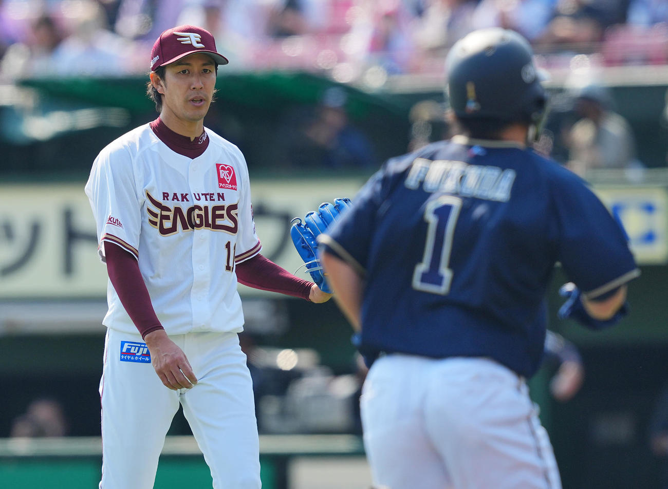 楽天対オリックス　2回表の登板を終え3失点の楽天先発の岸はさえない表情で引き揚げる（撮影・垰建太）