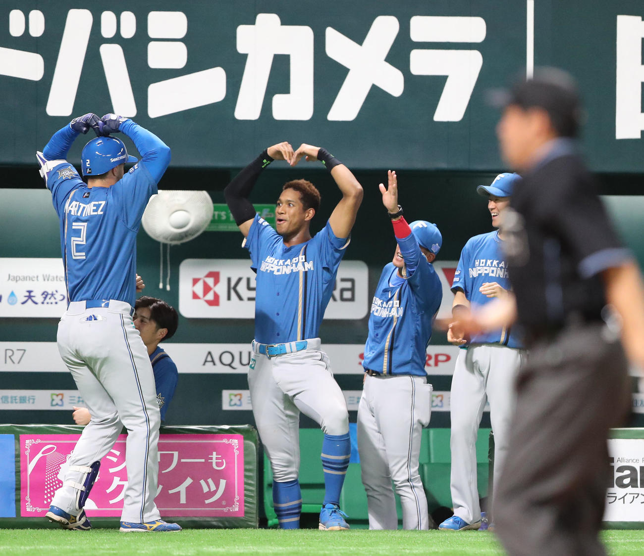 ソフトバンク対日本ハム　6回表日本ハム2死一塁、マルティネスは中越えに勝ち越しとなる2点本塁打を放ちナインと喜ぶ（撮影・梅根麻紀）