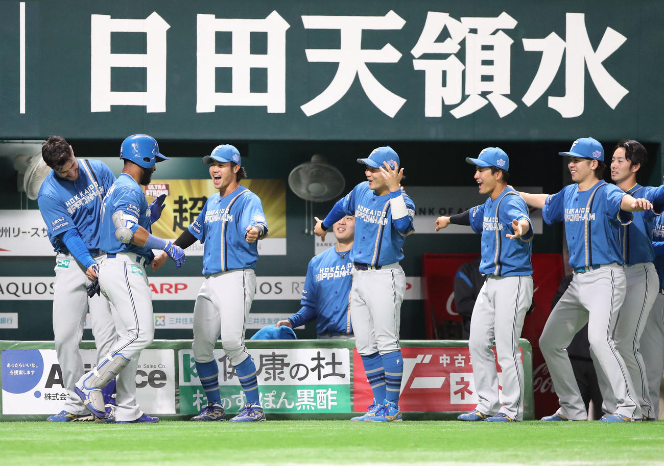 ソフトバンク対日本ハム　6回表日本ハム2死、アルカンタラは本塁打を放つ（撮影・梅根麻紀）