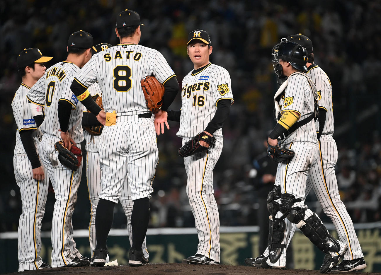 阪神対ヤクルト　4回表ヤクルト2死満塁、中村に死球を当て満塁のピンチにマウンドに集まる西勇（右）ら阪神ナイン（撮影・石井愛子）